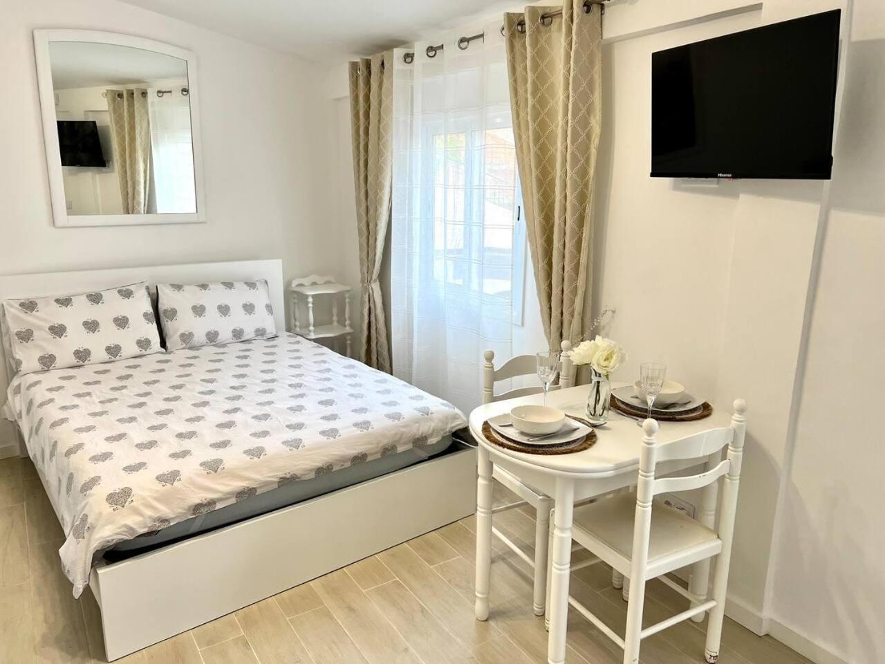 Modern Minimalist Studio With Essential Comfort Funchal  Eksteriør bilde