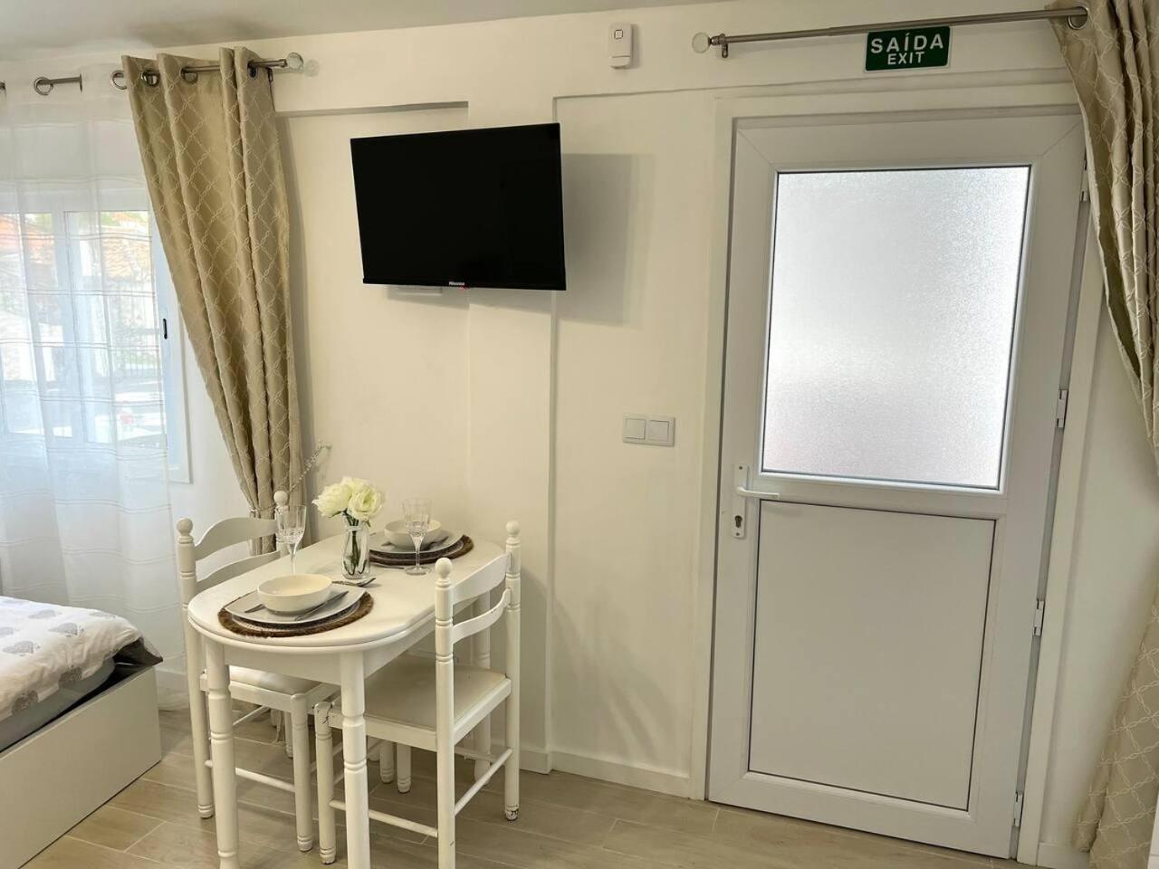 Modern Minimalist Studio With Essential Comfort Funchal  Eksteriør bilde